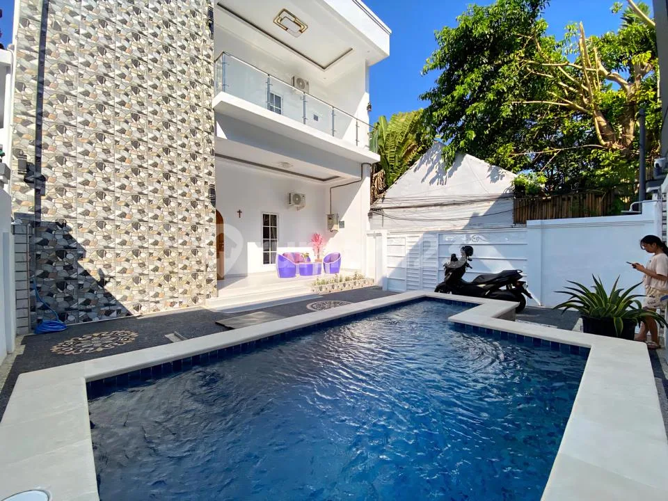 Prime Seminyak Yearly Rental: Contemporary 4-Bedroom Villa - Image 2 of 4
