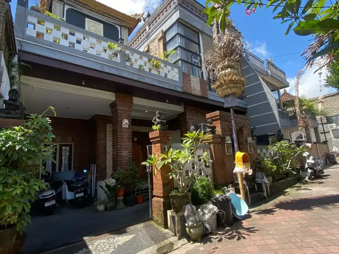 LUXURY BALINESE STYLE! Rumah Lantai 3 di Dalung Padonan – Tetanggaan dengan Villa Elit! ( IV / LM ) - Image 2 of 9