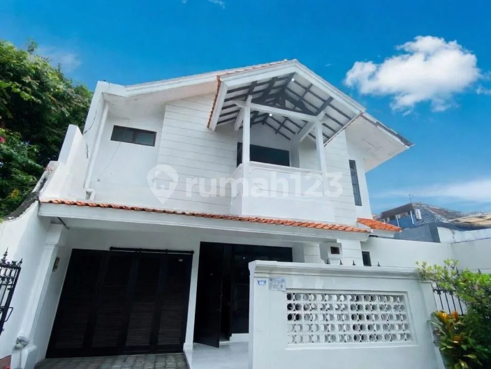 Rumah 4 Kamar Semi Furnished Lingkungan Tenang Dekat Mall Lv 21 Denpasar - Image 1 of 4