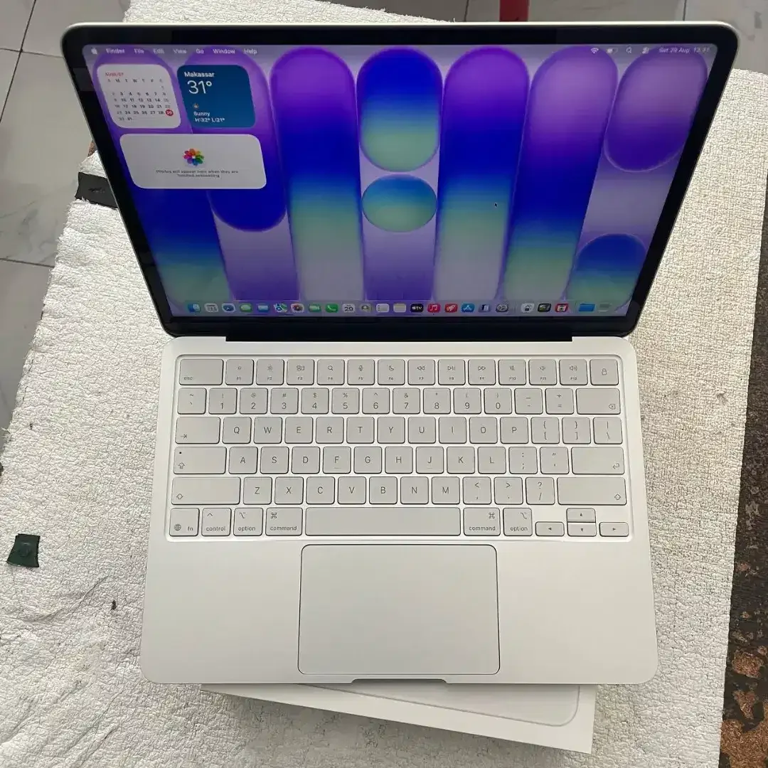 MacBook Neo 13-inch Warna Silver 8/256GB - Image 1 of 4