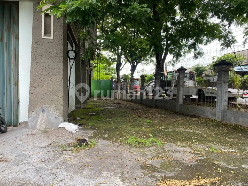 Ruko Gandeng 3 di Jalan Utama Cargo 2 Lantai Masih Ada Tanah Kosong Cocok Untuk Gudang Lokasi Di Area Komersial Premium - Image 2 of 4
