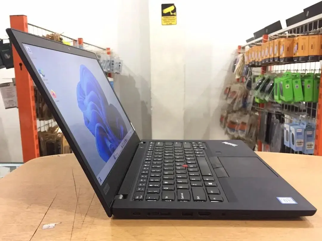 Laptop Lenovo ThinkPad T490 Core i5Gen8 Ram 16GB SSD 256GB Slim Mulus - Image 3 of 10