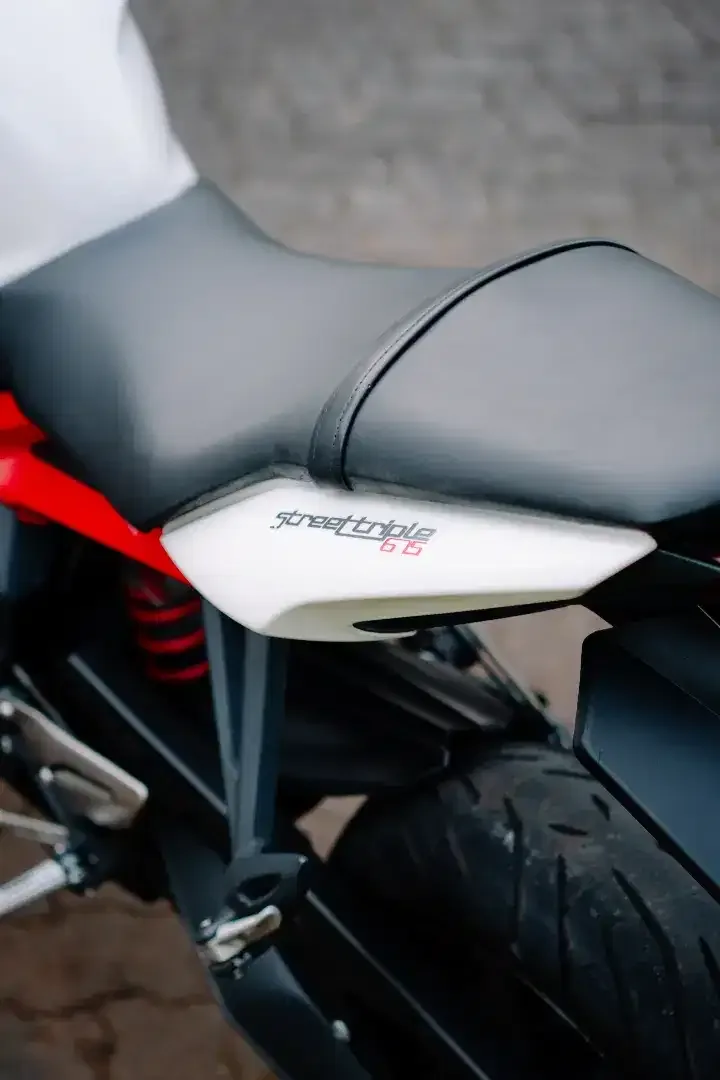 Triumph Street Triple 675 2015 white full mulus no minus - Image 5 of 10