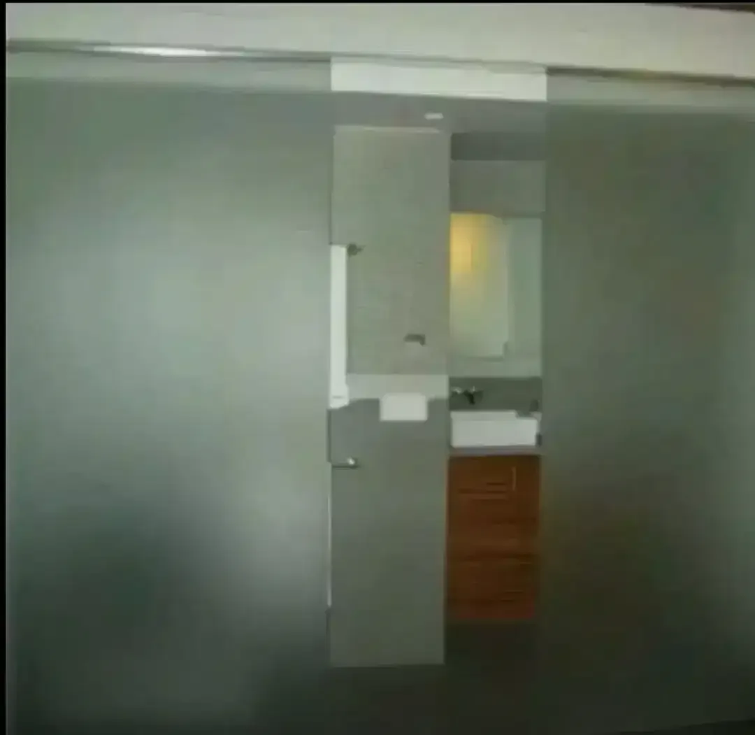 Menutupi seluruh kaca kamar mandi dengan stiker sanblas dan kaca film - Image 1 of 1