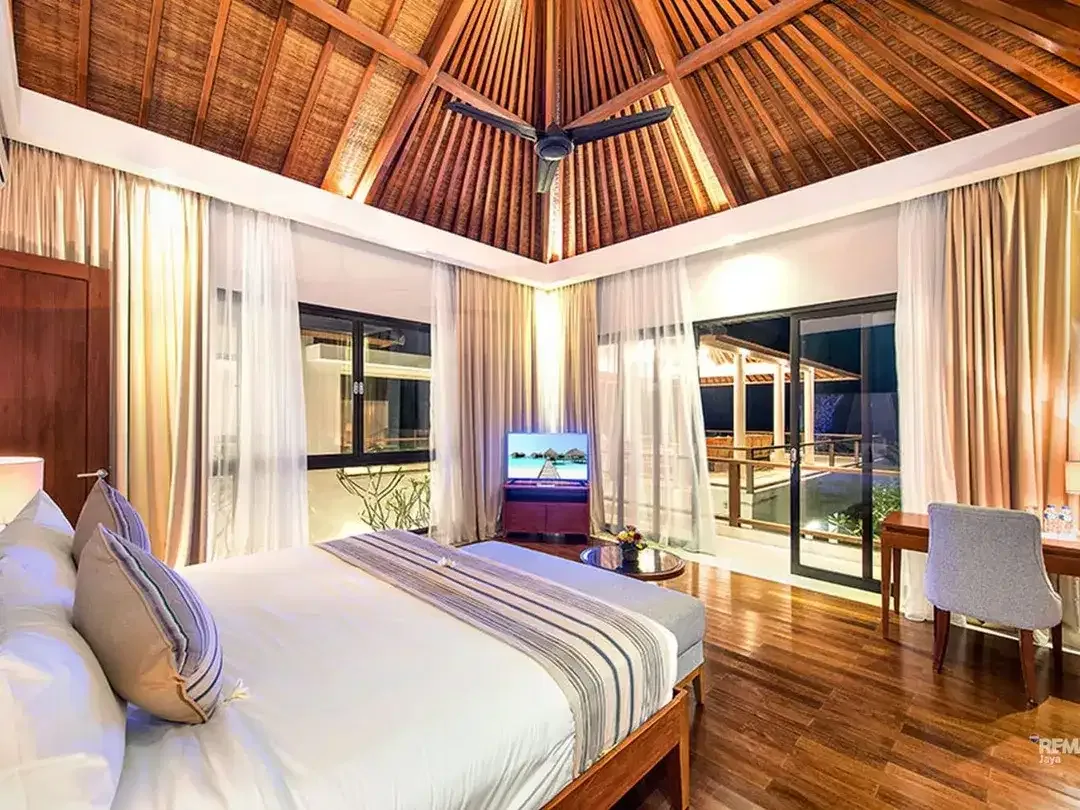 Villa with comfortable furniture for sale in Kuta Selatan. - Image 2 of 10