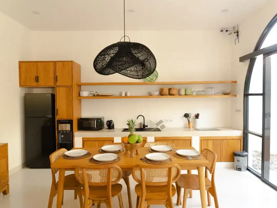 Dijual Vila Cantik Sudah Beroperasi (Airbnb) di Canggu, 8 Menit Ke Pantai Batu Bolong - Image 3 of 10