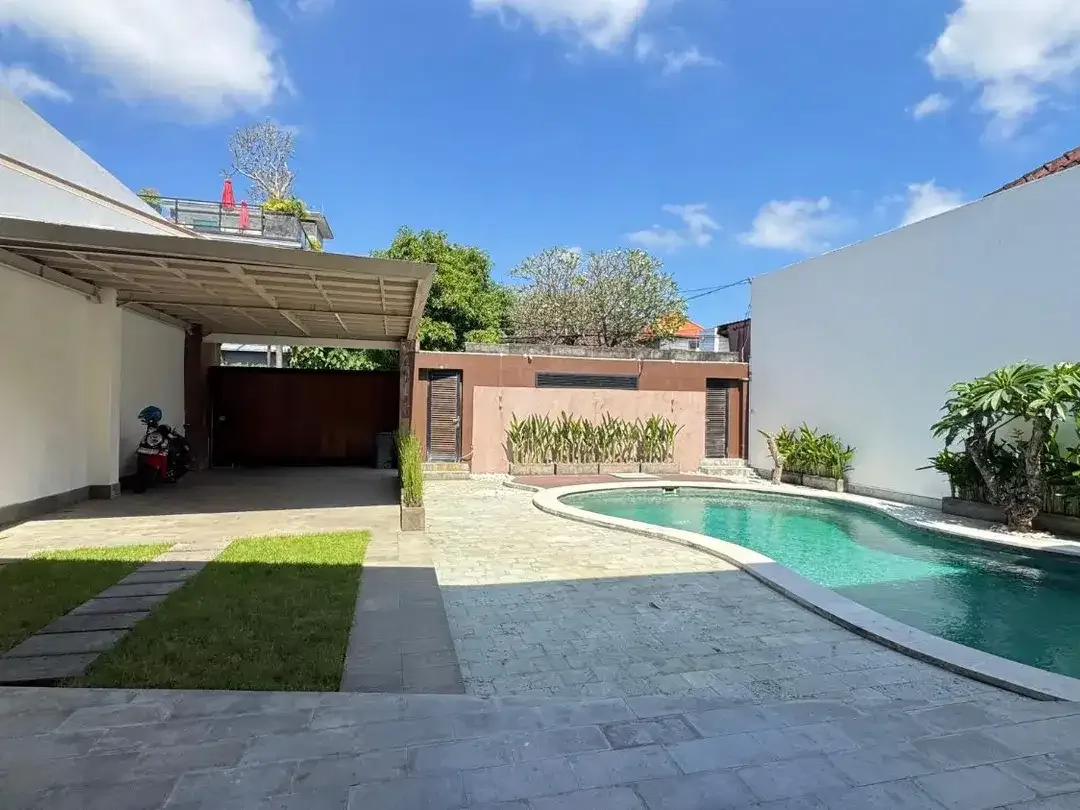 Dijual - Villa Bergaya Modern di Kerobokan Kelod, Furnished, Dekat Dari Daerah Seminyak dan Canggu - Image 2 of 10