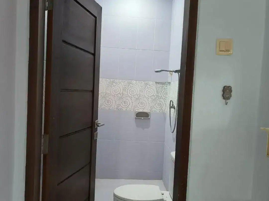FOR RENT 3BR KAWASAN STARTEGIS SEMI FURNISHED DI PUSAT KOTA RENON - Image 4 of 10