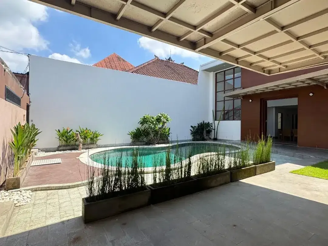 Dijual - Villa Bergaya Modern di Kerobokan Kelod, Furnished, Dekat Dari Daerah Seminyak dan Canggu - Image 3 of 10