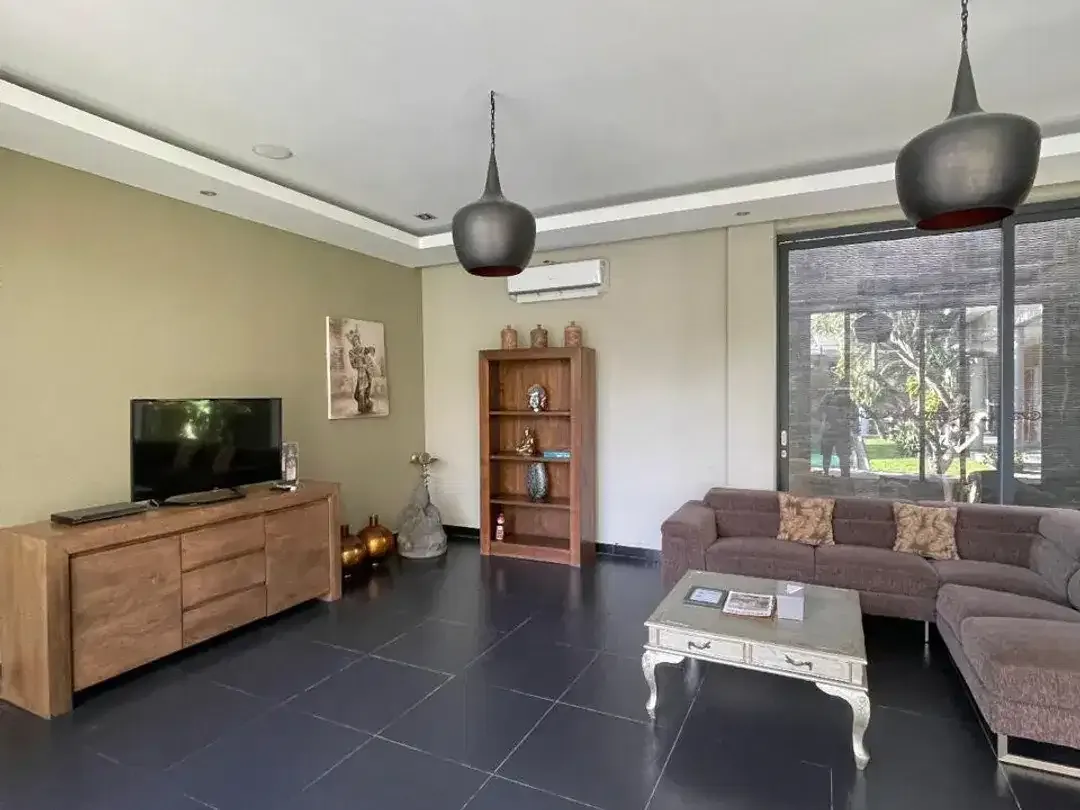 FOR RENT VILLA BIG GARDEN BIG POOL GOOD LOCATION NEAR BEACH DI CANGGU - Image 2 of 10