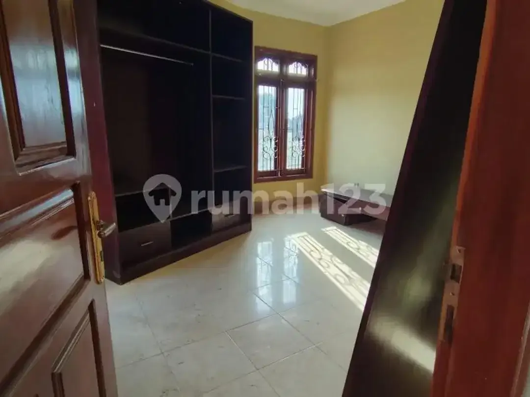 Dijual Rumah Luas 2 Lantai Strategis di Denpasar Utara - Image 8 of 10
