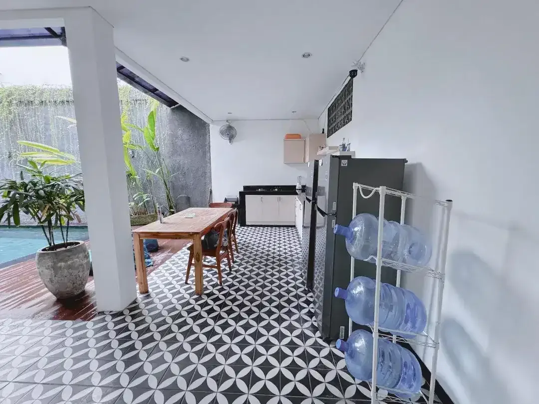 Dijual Guest House Siap Operasional dengan Lokasi Premium 7 Kamar Tidur, Kolam Renang dan Fully Furnished dengan Potensi Pendapatan Menarik - Image 2 of 10