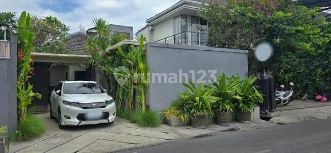 Sewa Villa Mewah 3 BR Sanur Kutat Lestari Dekat Pantai Full Furnished - Image 1 of 4