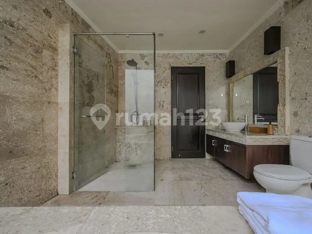 Disewakan Villa Modern Tropika Lingkungan Sejuk dan Tenang - Image 4 of 5