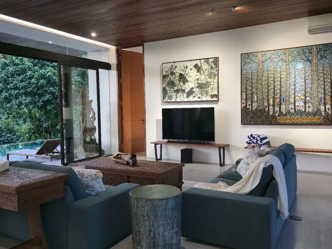 Stunning 4 Bedrooms Villa Surrounded by Nature - Image 5 of 10