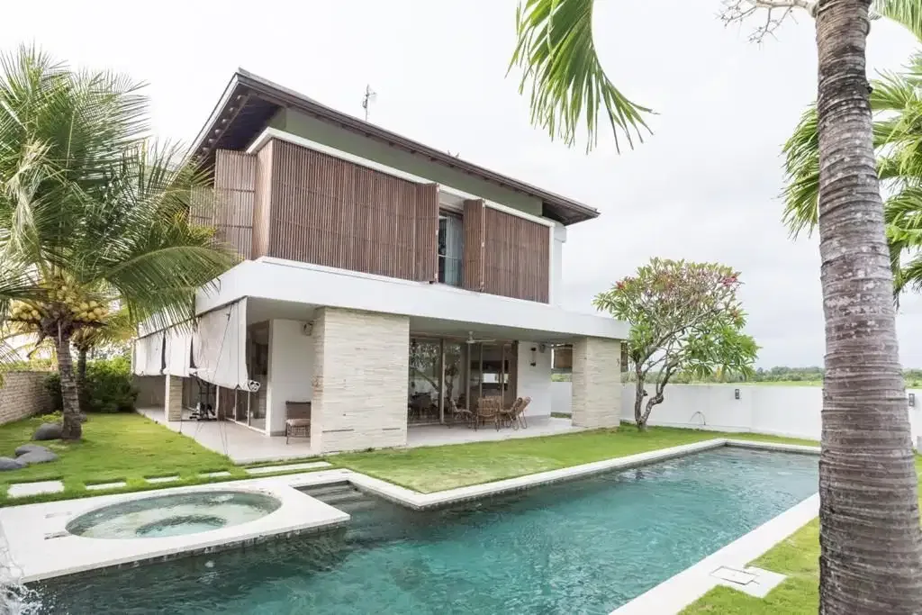 LUXURY PRIVATE VILLA STRATEGIC NEAR BEACH CEMAGI - Image 1 of 10
