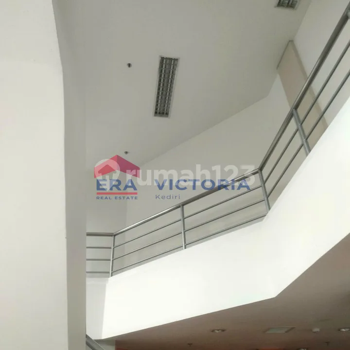 Ruko DIJUAL Furnished EX Bank di Pusat Bisnis dan perdagangan Denpasar Barat, lahan parkir luas, lalu lintas ramai, cocok untuk berbagai usaha, 5 menit dari 21 Level Mall dan Matahari duta Plaza - Image 3 of 4