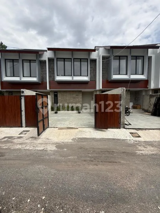 Exlusive 9 Unit Rumah Modern Tropical 4 Bedrooms - Image 2 of 4