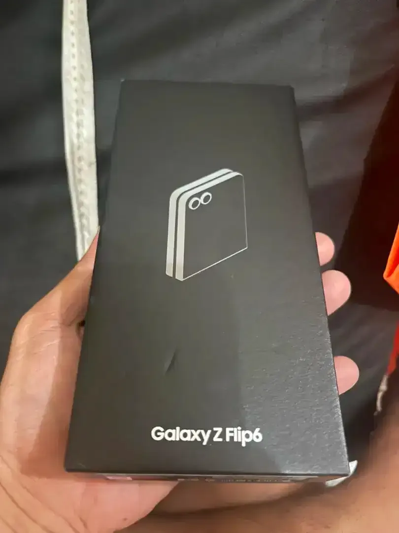 Dijual cepat samsung Z flip 6 12/512gb - Image 2 of 6