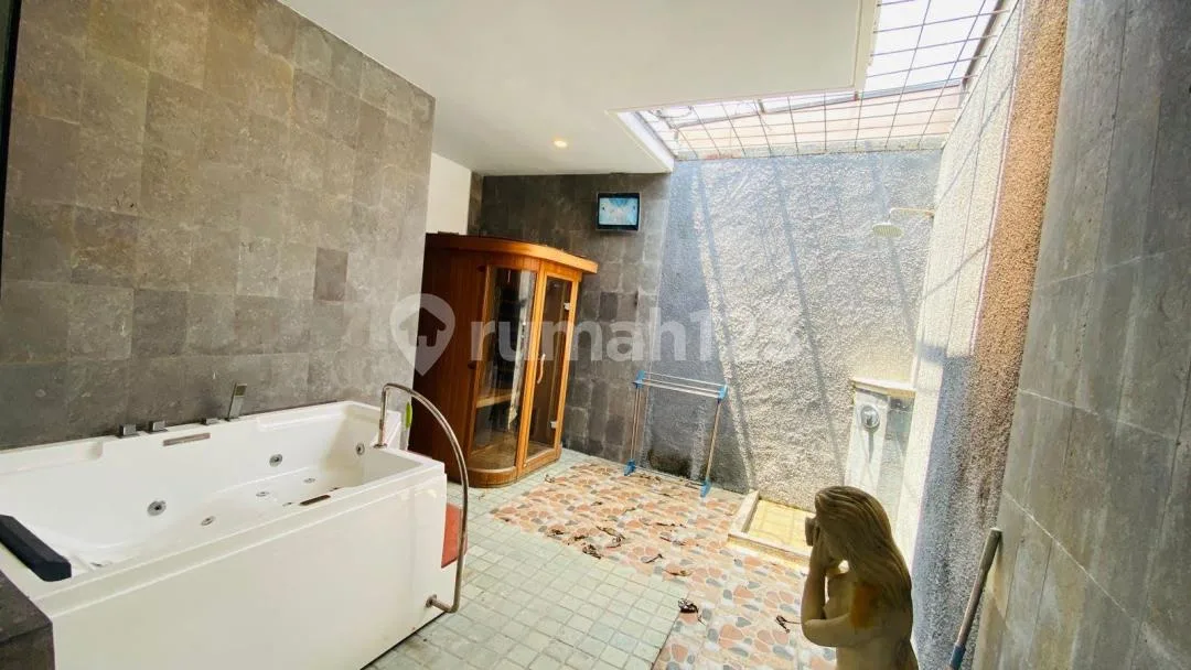 Villa Luas 2 Lantai Furnished Gunung Salak Strategis Kerobokan - Image 3 of 4