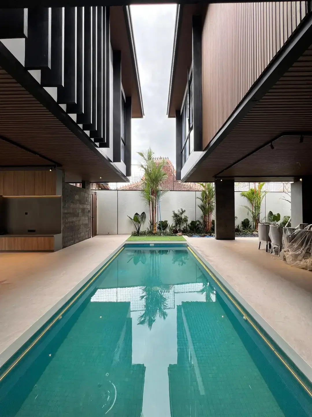 BRAND NEW MODERN TROPICAL LUXURY VILLA  Location Prime Berawa - Image 1 of 10