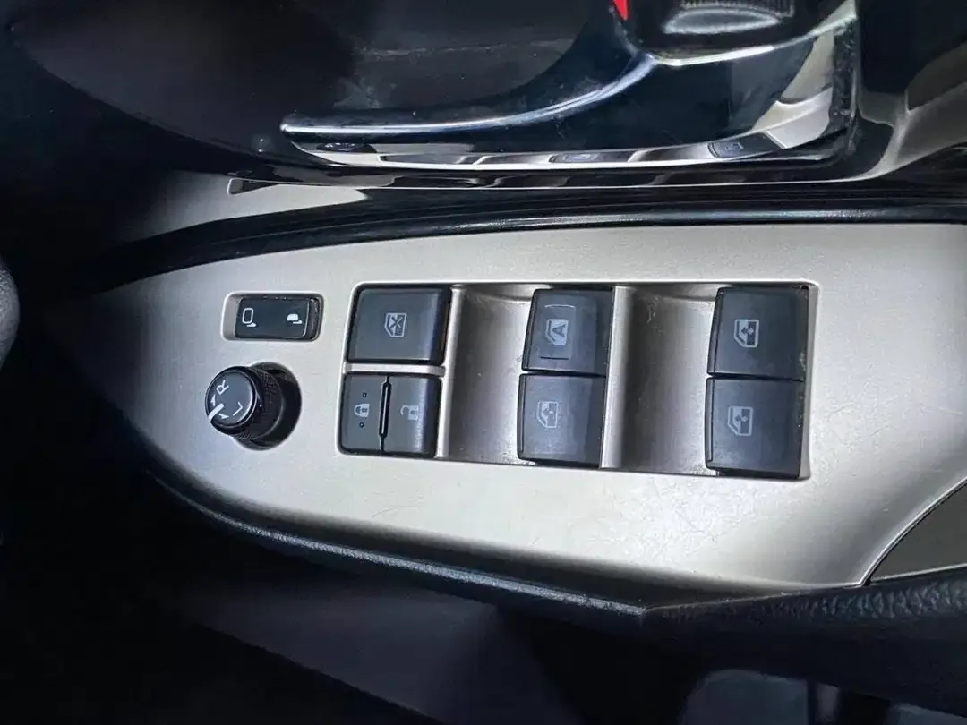 Toyota Innova 2.0 V MT 2016 - Image 5 of 10
