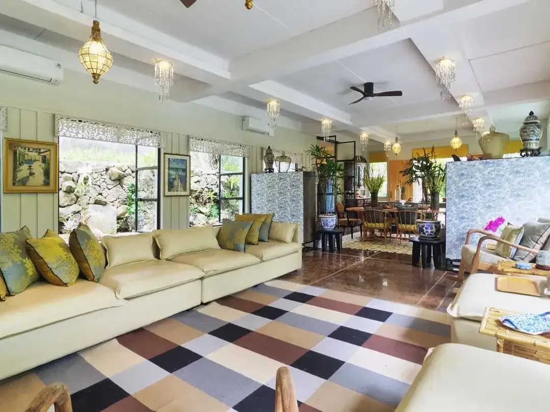 DIJUAL RUMAH BESAR DENGAN KOLAM RENANG – BIAUNG, KETEWEL - Image 1 of 10