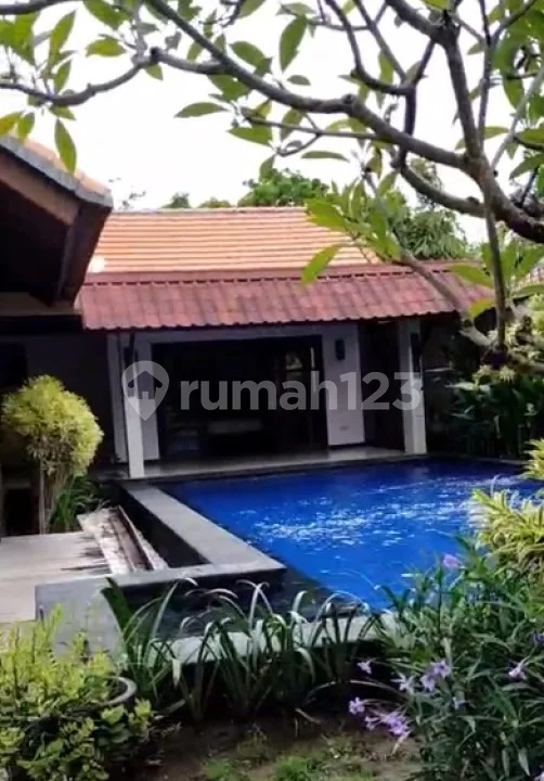 Villa Full Garden dengan Pool Yg Besar Fully Furnished - Image 1 of 4