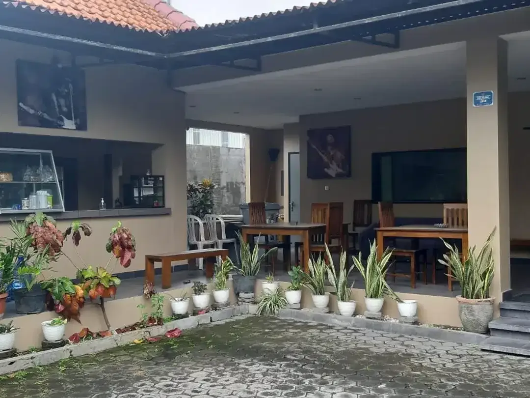 Rumah dan Tempat Usaha Studio Musik/Cafe di Jl Mahendradata, Denpasar - Image 6 of 10