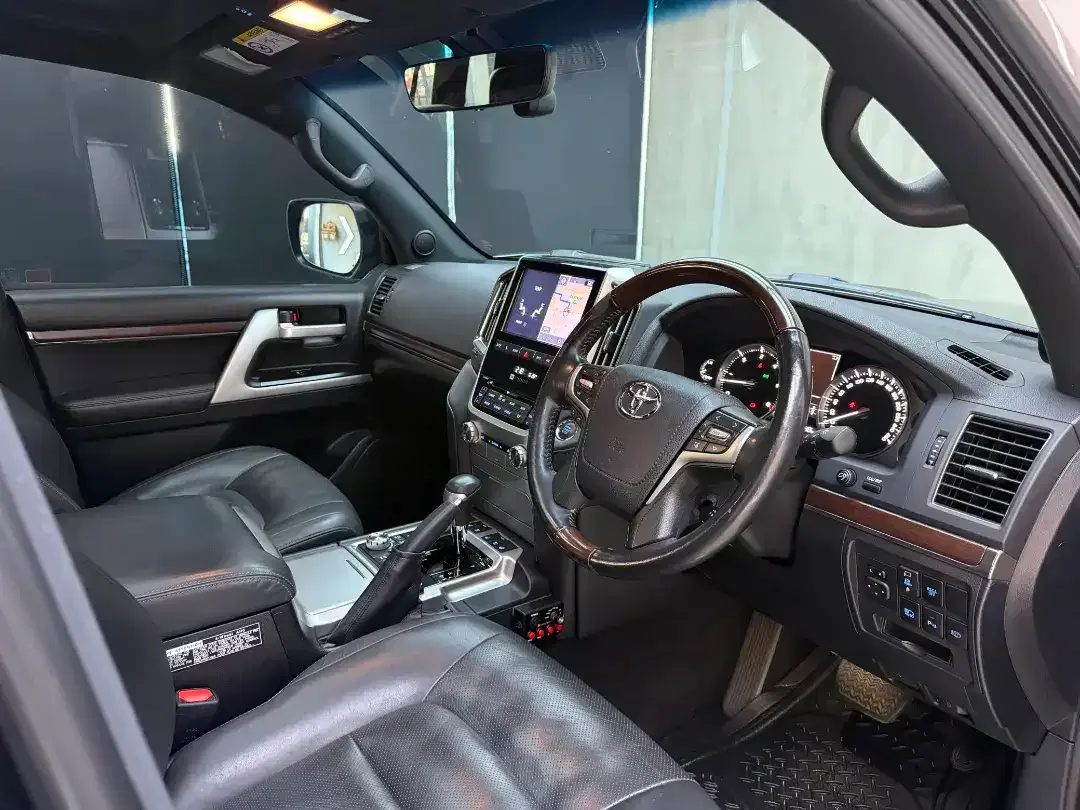 Toyota Land Cruiser 200 VXR 4x4 2020 - Image 9 of 10