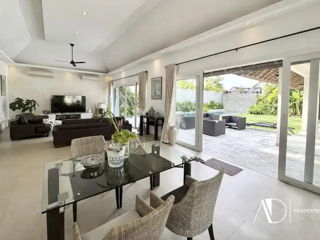 LEASEHOLD | TROPICAL 3-BEDROOM VILLA WITHIN A COMPLEX IN UMALAS BUMBAK - Image 8 of 10