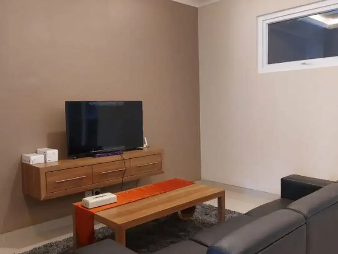RUMAH CANTIK FULL FURNISHED 4BR DI PERUM HARVESTLAND JIMBARAN BADUNG - Image 3 of 10