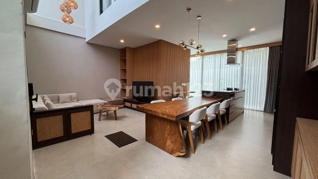 Dijual Rumah Mewah Furnished Akses Mudah di Seminyak Bali - Image 1 of 4