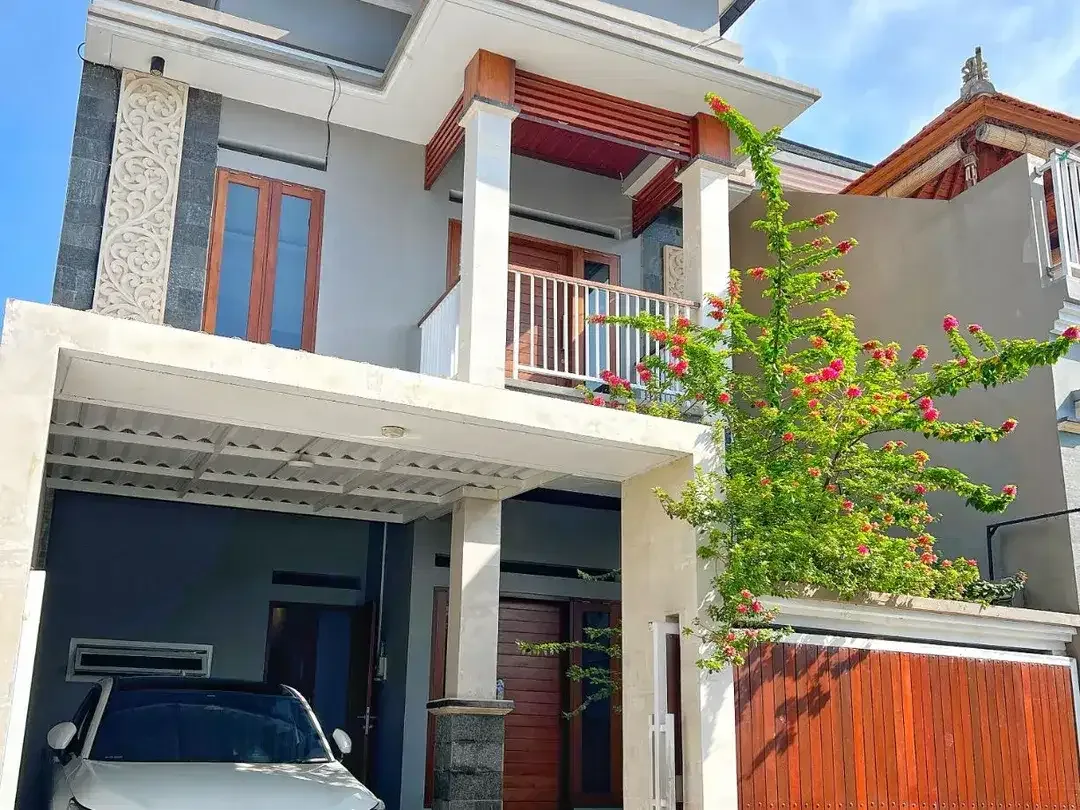 Hunian Modern Minimalis untuk Keluarga di Pusat Kota - Image 1 of 10