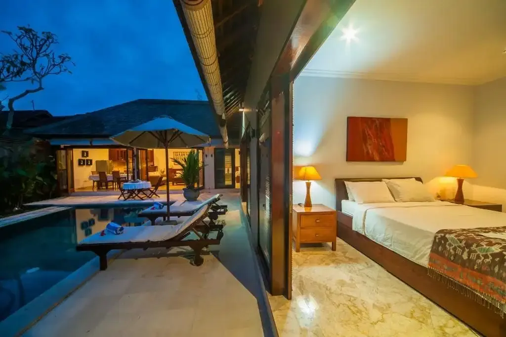 VILLA SEMINYAK JUAL CEPAT HITUNG TANAH SAJA KONDISI TERSEWA - Image 2 of 10