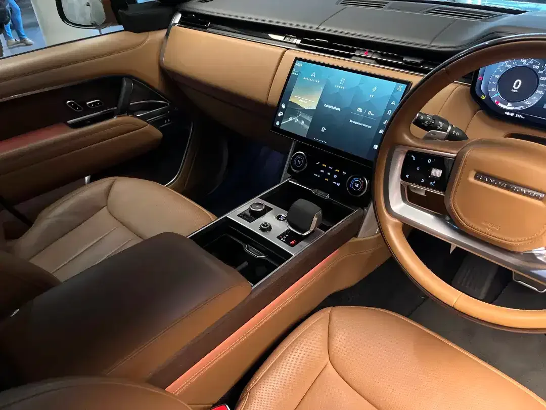 Land Rover 3.0 PHEV Autobiography 2023 - Image 7 of 10