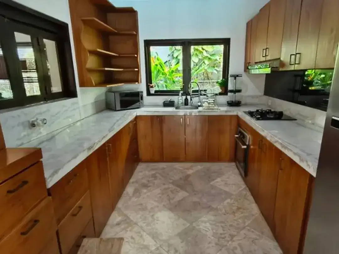 VILLA SPACIOUS GARDEN WITH 5 BEDROOM IN UMALAS KEROBOKAN BADUNG - Image 6 of 10