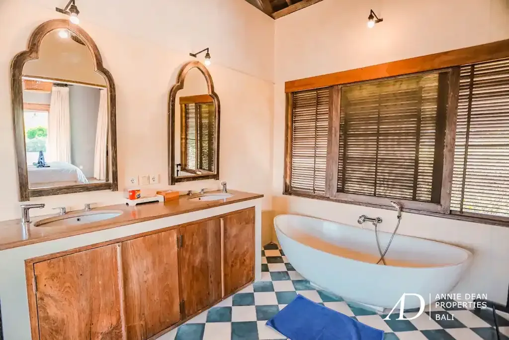 FREEHOLD | 5-BEDROOM VILLA WITH RICE FIELD VIEWS - PADONAN, CANGGU - Image 10 of 10