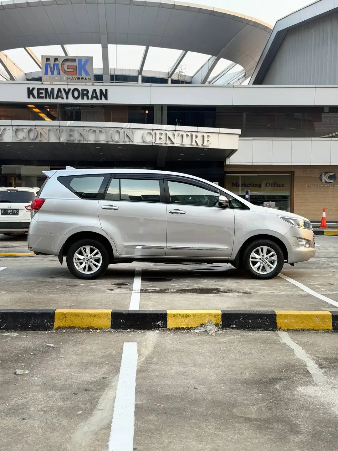 TOYOTA INNOVA V 2.4 DIESEL A/T 2020 - Image 6 of 10
