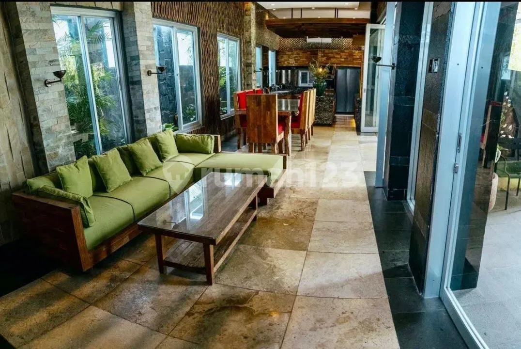 Villa Mewah 4 LT Lengkap Internet Kencang Dekat Pantai di Canggu - Image 3 of 4