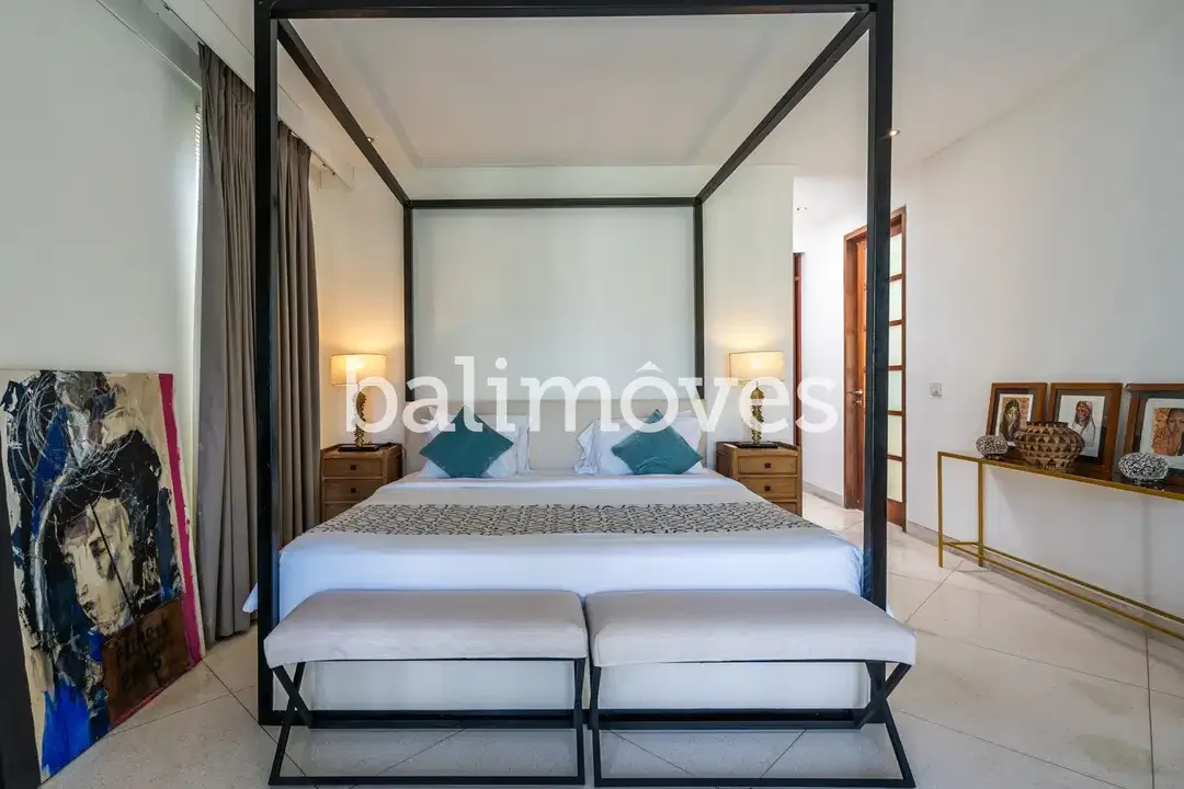 Luas & Terang Villa Tiga Kamar Tidur Di Tepi Pantai Sanur - Image 5 of 10