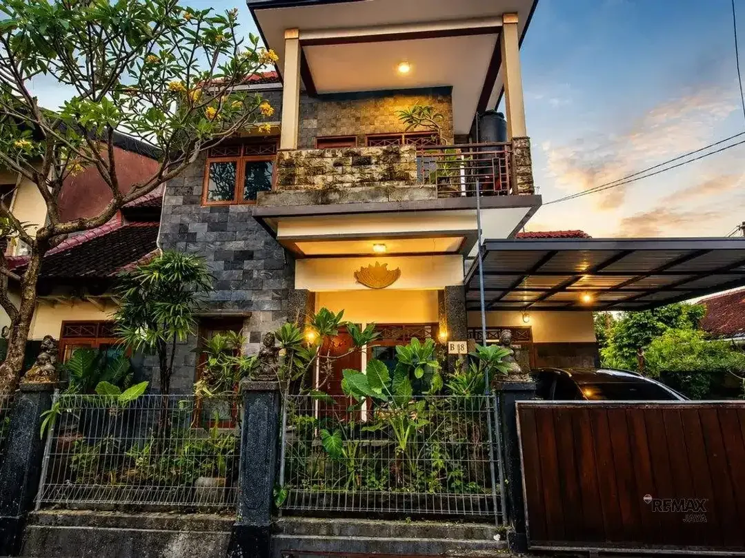 Rumah Hook 2 Lantai dengan 3 Kamar Tidur Disewakan di Sidakarya - Image 1 of 6