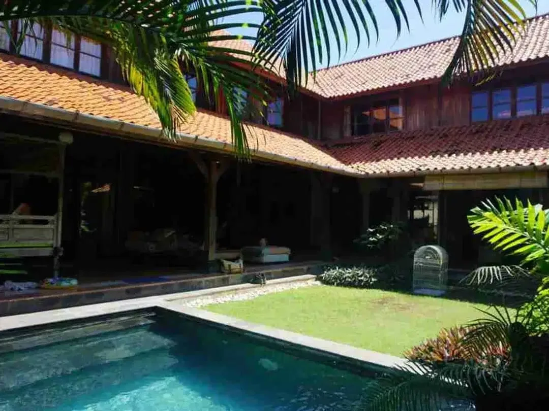Villa Mewah Gaya Klasik Bali di Sanur, Bisa Jalan Kaki ke Pantai - Image 1 of 10
