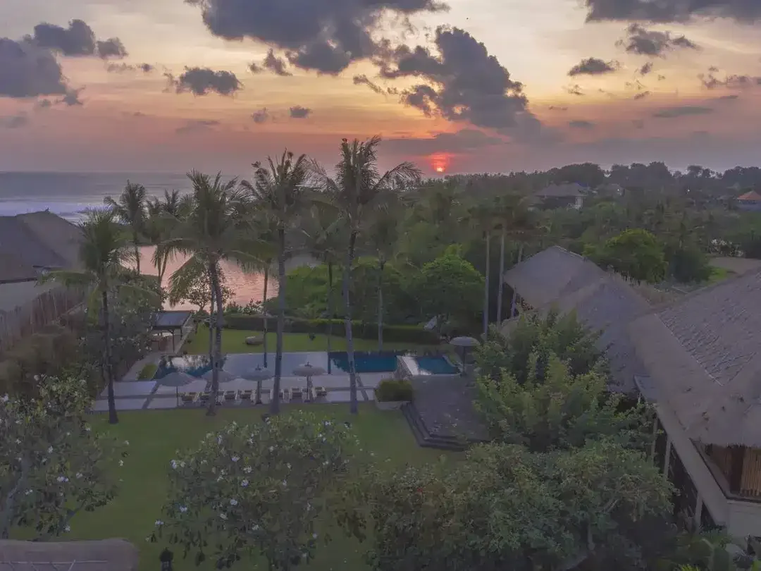 Freehold Luxury Ocean Front Villa in Canggu - Image 3 of 10