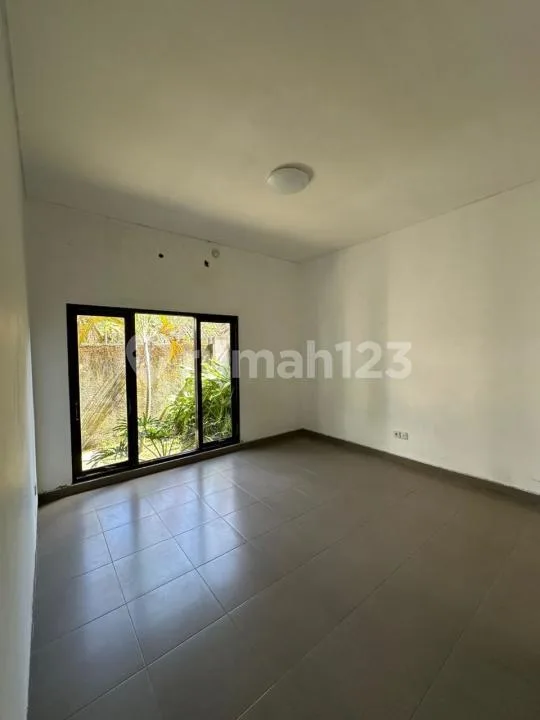 Disewakan Rumah Asri & Luas 4 KT di Jl. Merdeka Renon - Garasi 2 Mobil, Jalan Lebar 6M! - Image 4 of 4
