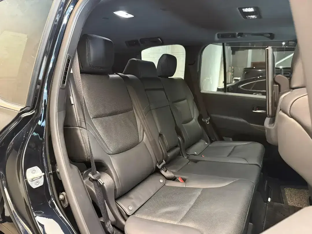 Toyota Land Cruiser 300 VXR 4x4 2024 - Image 10 of 10