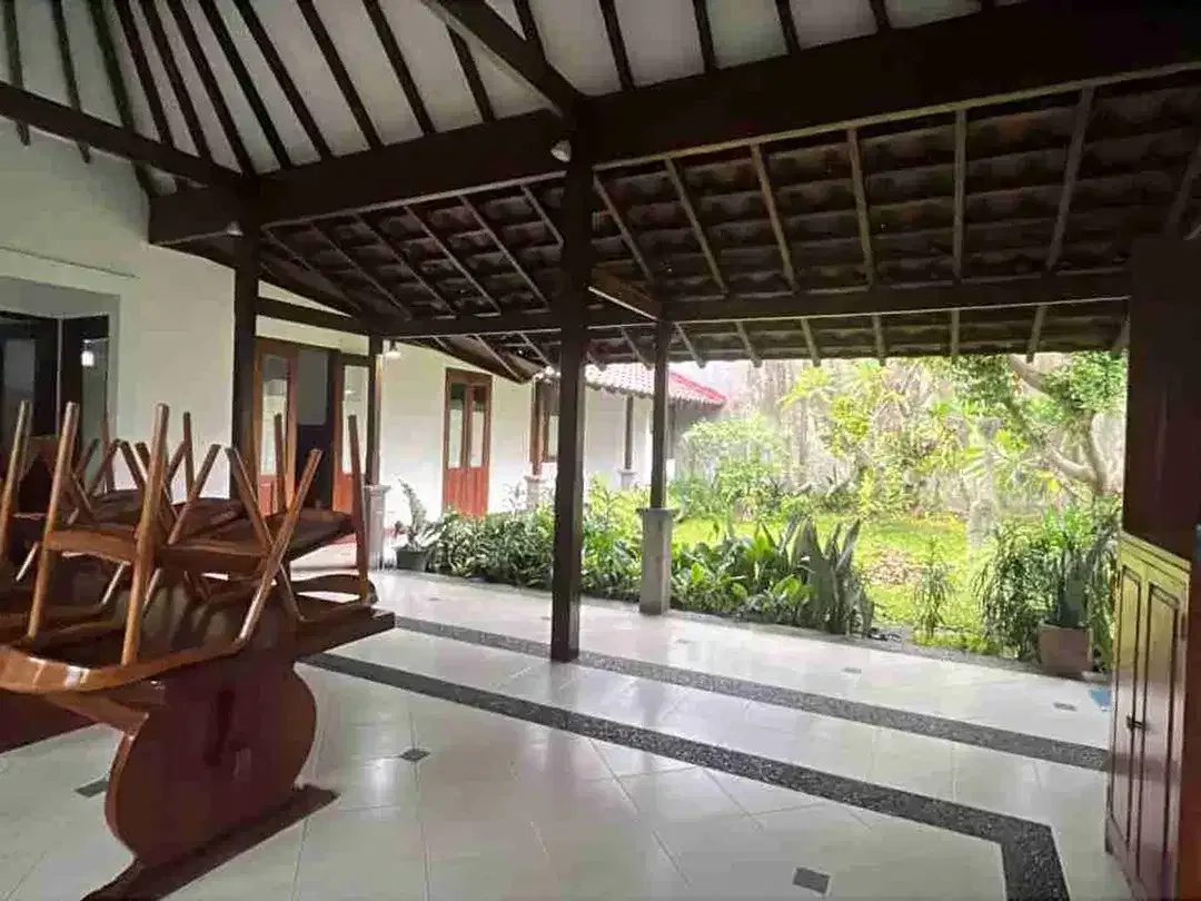 Disewakan Rumah 3 kamar luas 4 are di kawasan Elite Renon dengan halaman dan parkir luas - Image 2 of 10