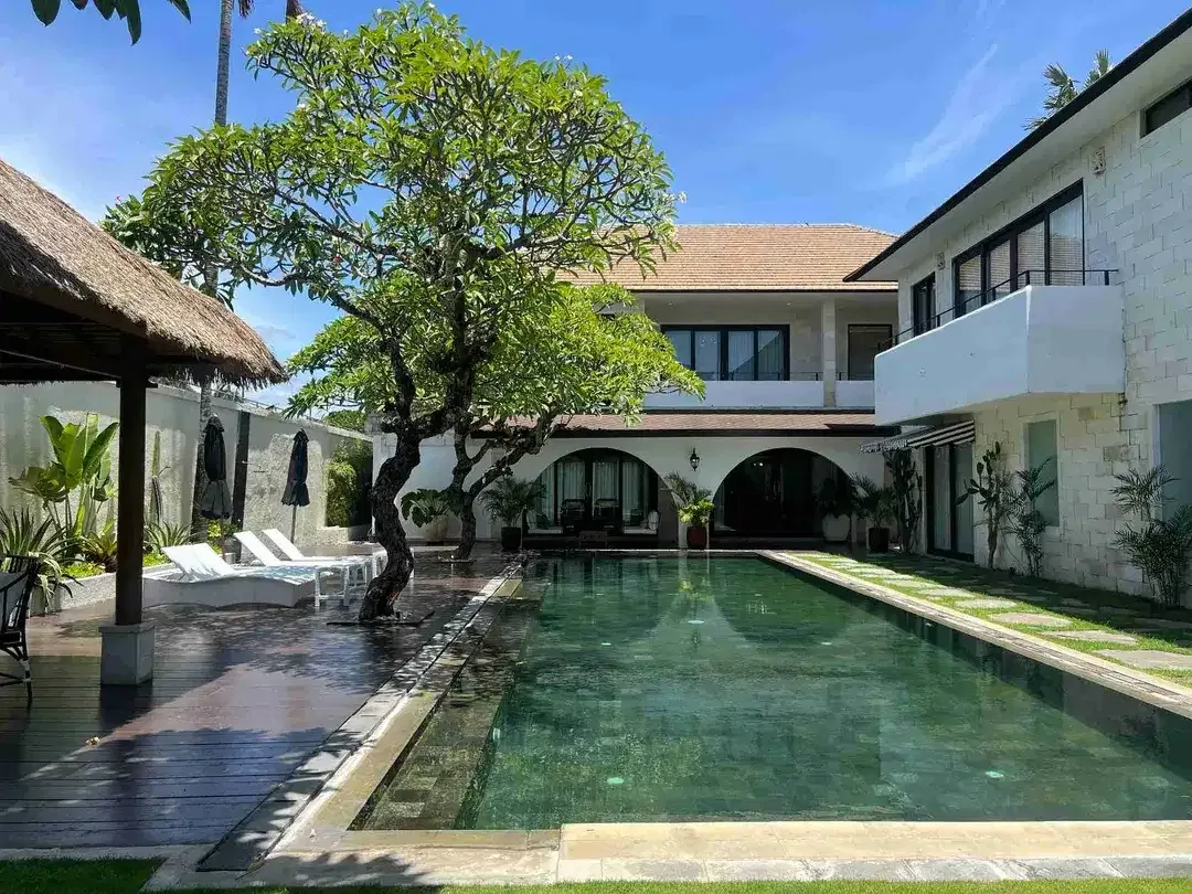 Luxury Villa Komersial Mewah 150 Meter ke Pantai Seminyak - Image 1 of 10