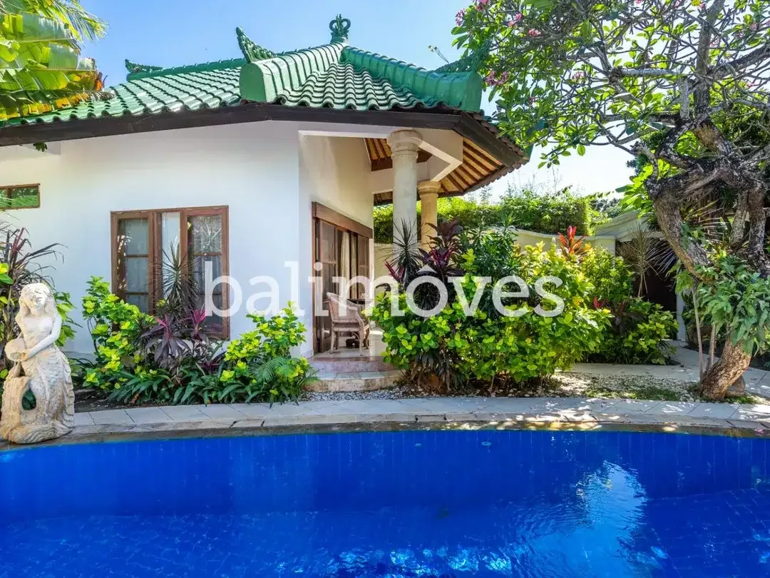 Empat Kamar Tidur Bergaya Modern Di Tepi Pantai Sanur - Image 2 of 10