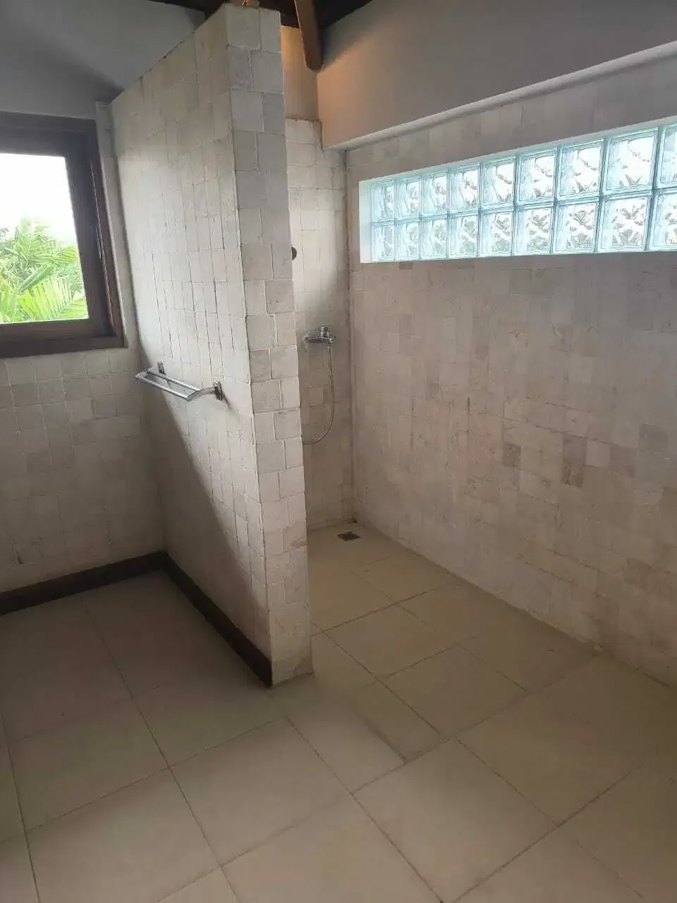 FOR RENT VILLA 3BR FURNIHED BIG GARDEN BIG POOL LOCATION UMALAS - Image 2 of 10
